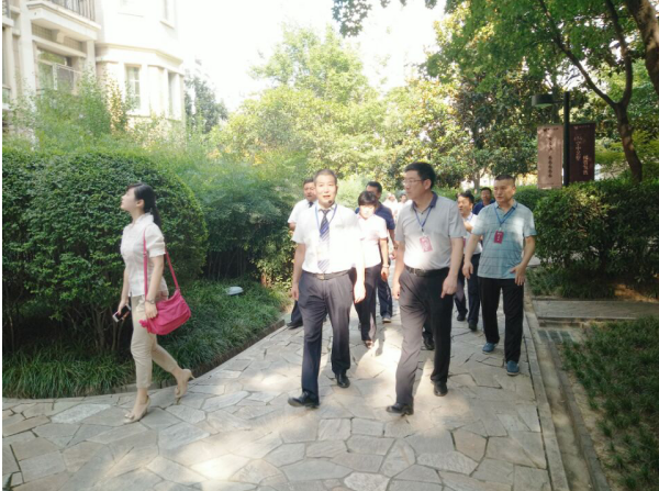 呼和浩特市政府考察團(tuán)蒞臨【曲江6號】小區(qū)考察物業(yè)管理工作