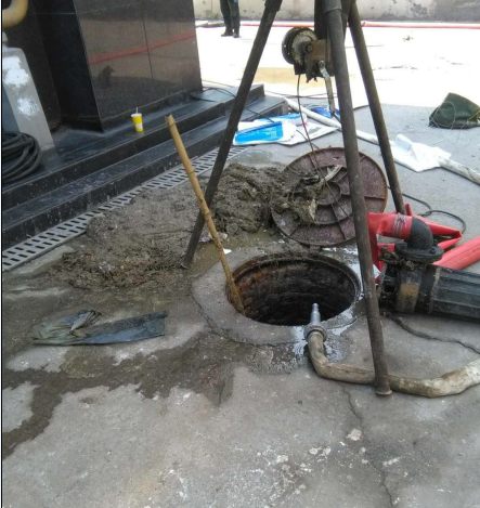 攜手疏通化糞池，保護小區(qū)環(huán)境衛(wèi)生