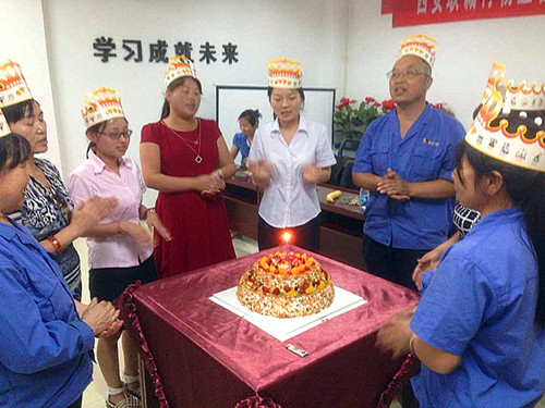 凝聚“家”幸福—— 物業(yè)公司舉辦2015年6月份員工生日聚會(huì)