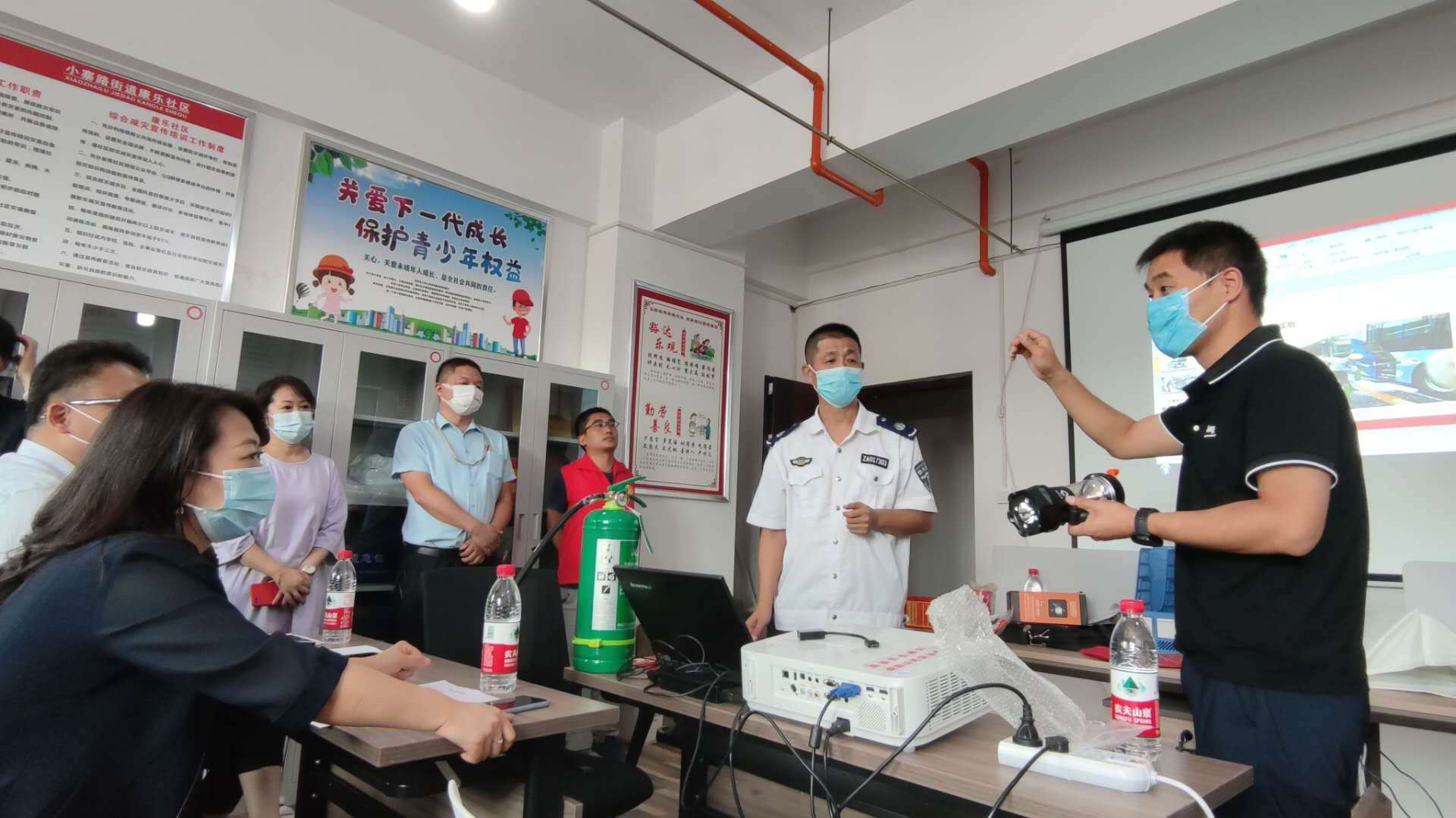 小寨街辦康樂社區(qū)、聯(lián)合聯(lián)誠行物業(yè)開展消防實戰(zhàn)演練活動