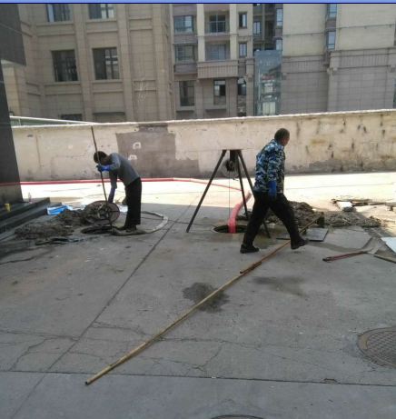 攜手疏通化糞池，保護(hù)小區(qū)環(huán)境衛(wèi)生